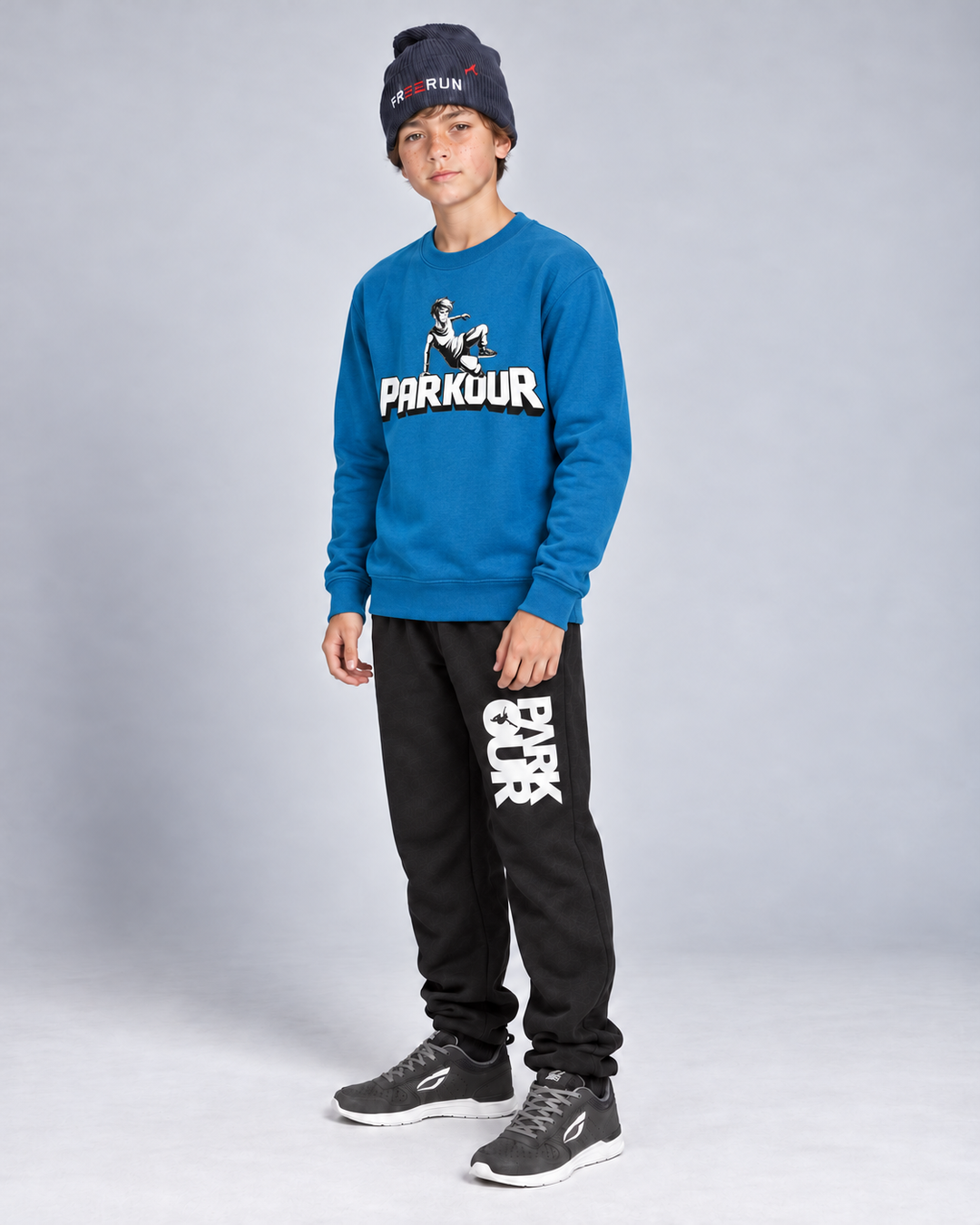 Blå Traceur-sweatshirt – på model fra siden.