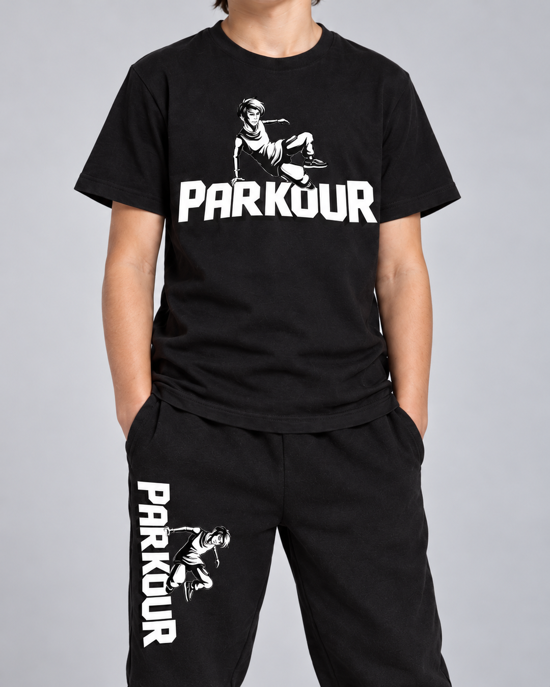 Traceur T-shirt og sorte Traceur-bukser med grå FREERUN-hue – detalje af tryk og materiale.