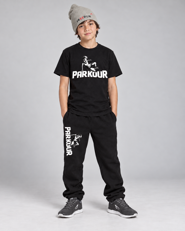 Traceur T-shirt og sorte Traceur-bukser med grå FREERUN-hue – forfra. Sko købes separat.