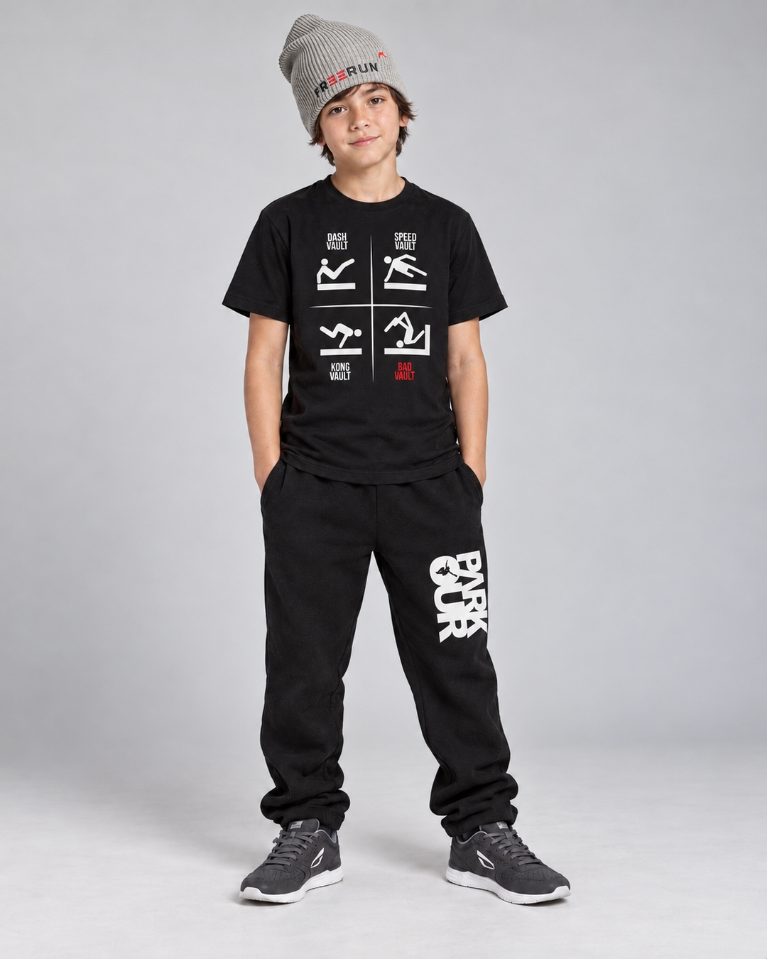 Sort VAULTS T-shirt med sorte/hvide bukser og grå FREERUN-hue – forfra.