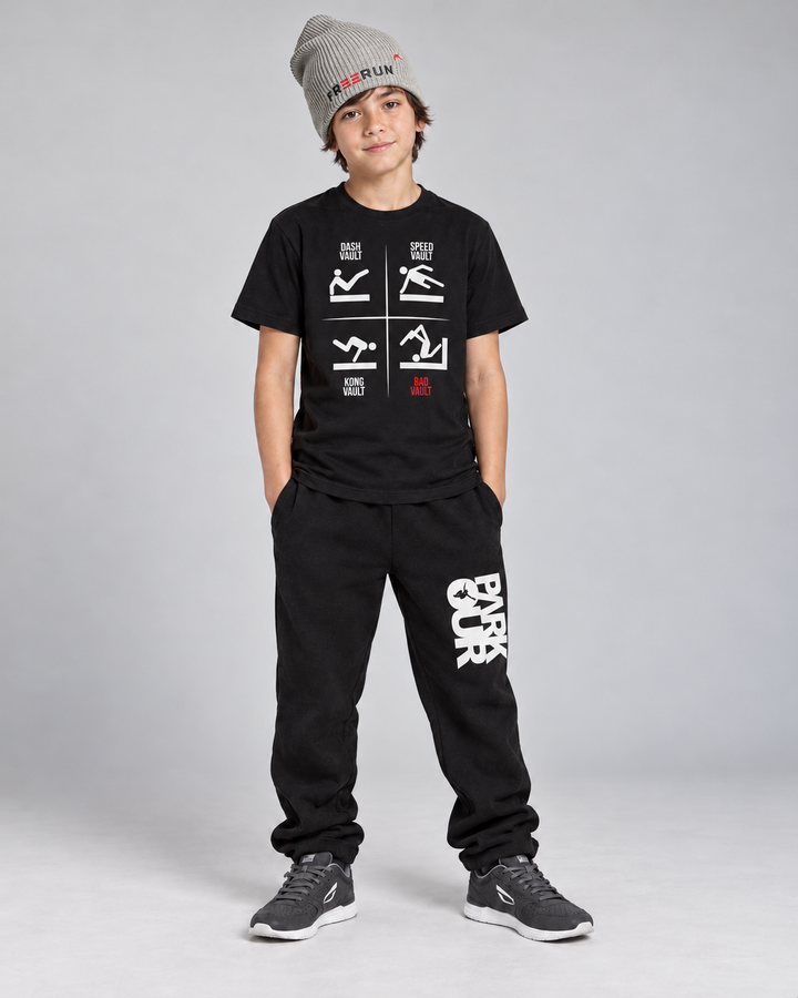Sort VAULTS T-shirt med sorte/hvide bukser og grå FREERUN-hue – forfra.