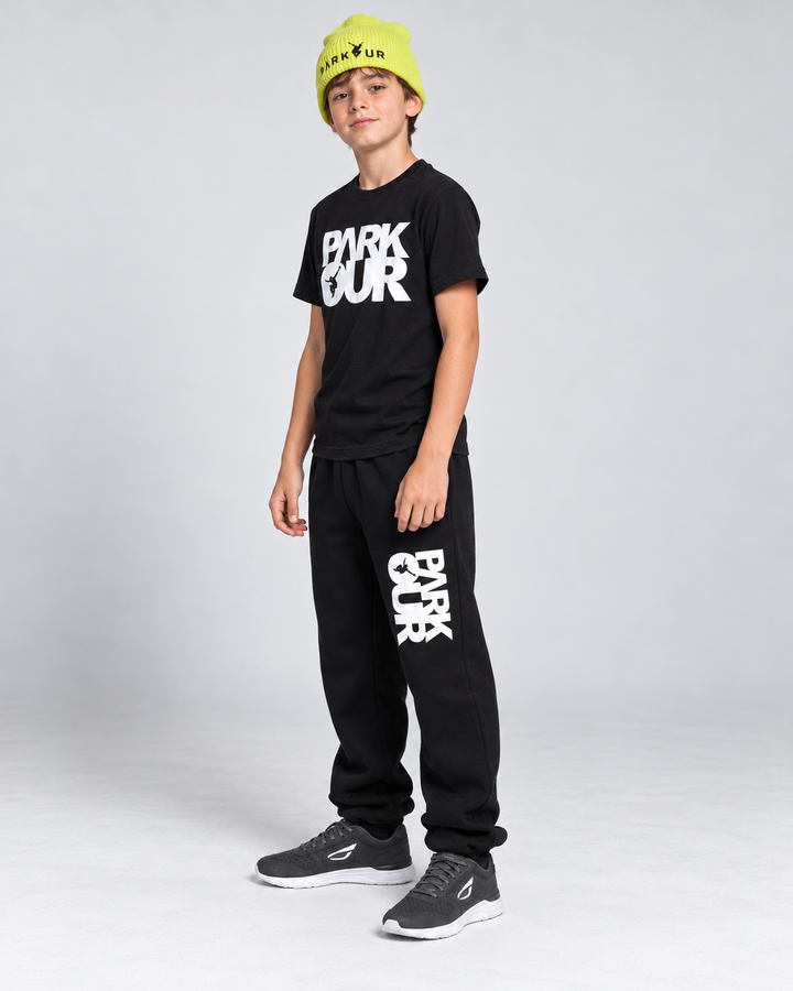 Samme sort/hvide parkouroutfit og gule hue set fra siden