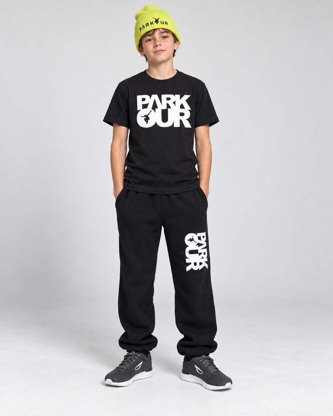 Sort/hvid Parkour T-shirt og YOUNG Street-bukser med gul Parkour-hue på dreng