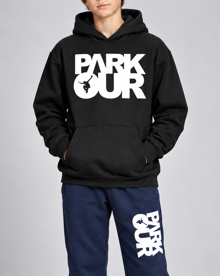 Sort/hvid Parkour-hoodie, navy box-bukser og gul FREERUN-hue – detalje af tryk og materiale.