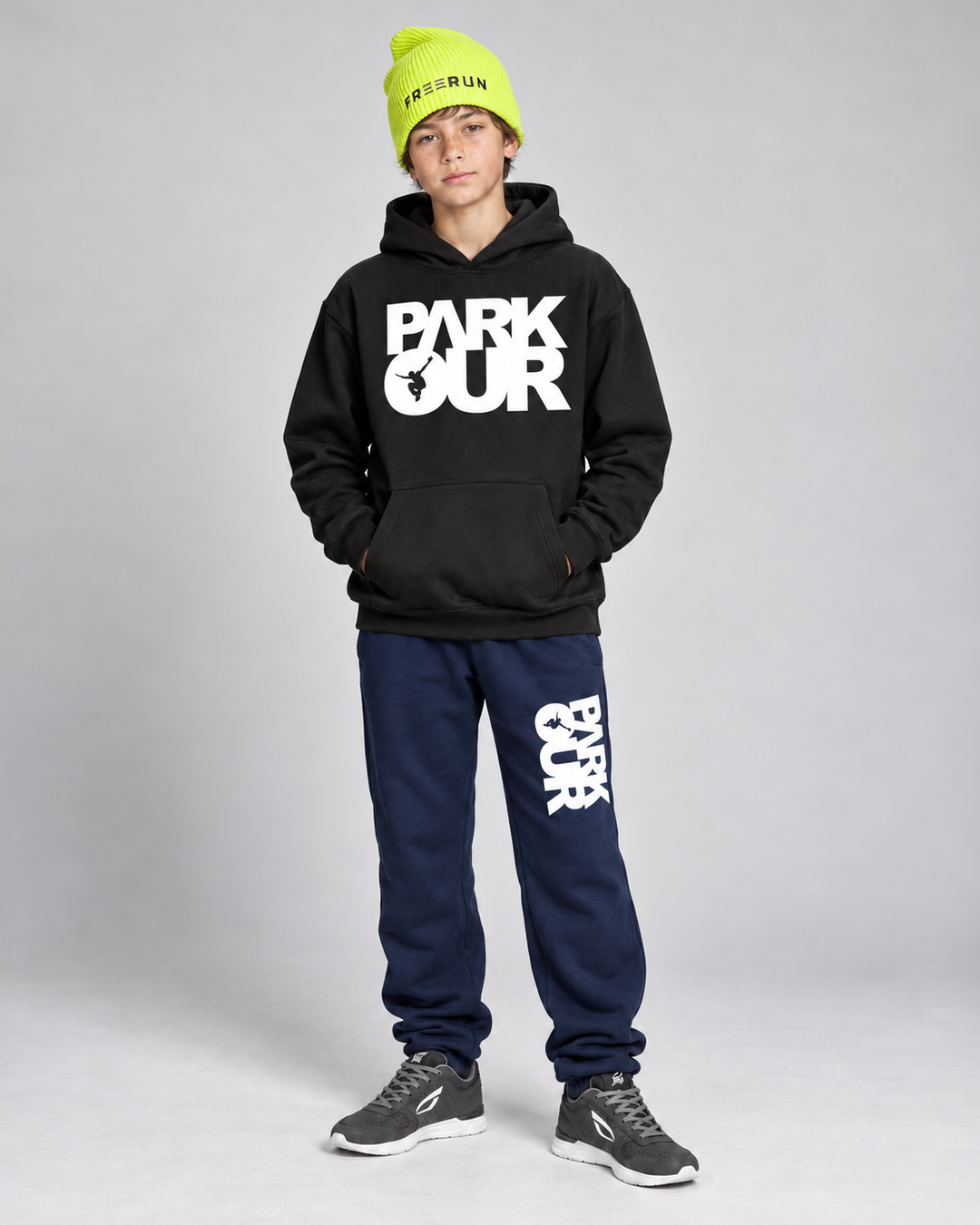 Sort/hvid Parkour-hoodie, navy box-bukser og gul FREERUN-hue – forfra.