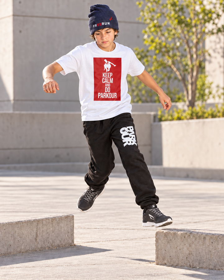 Hvid/rød Keep Calm T-shirt – i brug til parkour. Øvrig styling købes separat.