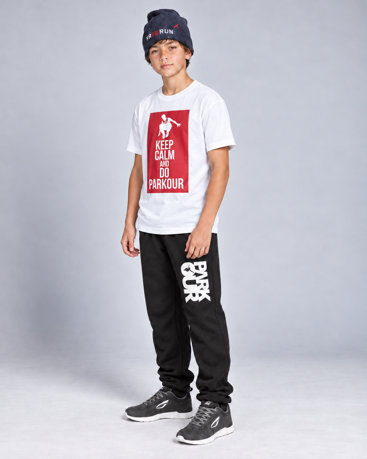 Hvid/rød Keep Calm T-shirt – på model fra siden. Øvrig styling købes separat.
