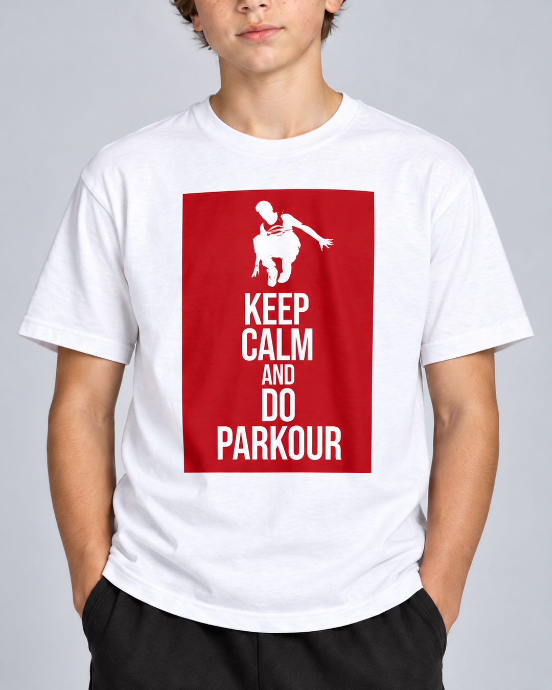 Hvid/rød Keep Calm T-shirt – detalje af tryk og materiale. Øvrig styling købes separat.