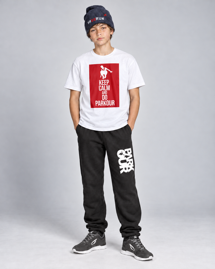 Hvid/rød Keep Calm T-shirt – på model forfra. Øvrig styling købes separat.
