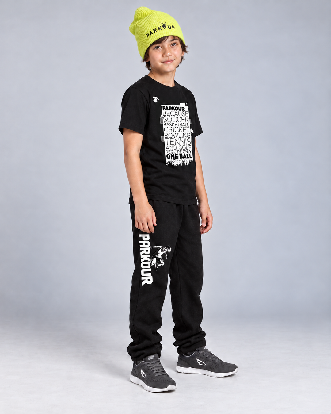 Sort Parkour Takes BALLS T-shirt, Traceur-bukser og gul Parkour-hue – fra siden. Sko købes separat.