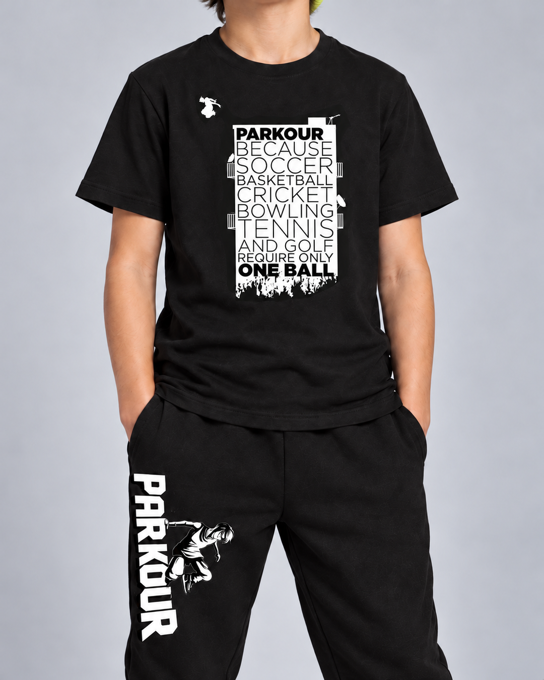 Sort Parkour Takes BALLS T-shirt, Traceur-bukser og gul Parkour-hue – detalje af tryk og materiale. Sko købes separat.