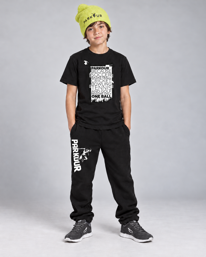 Sort Parkour Takes BALLS T-shirt, Traceur-bukser og gul Parkour-hue – forfra. Sko købes separat.