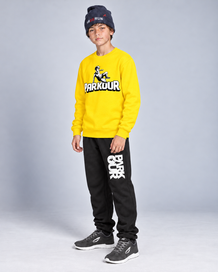 Gul Traceur-sweatshirt – på model fra siden.