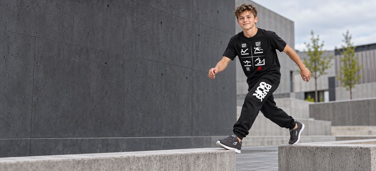 VAULTS T-shirt, YOUNG Street bukser og JIYO Flow sko i et parkourlook