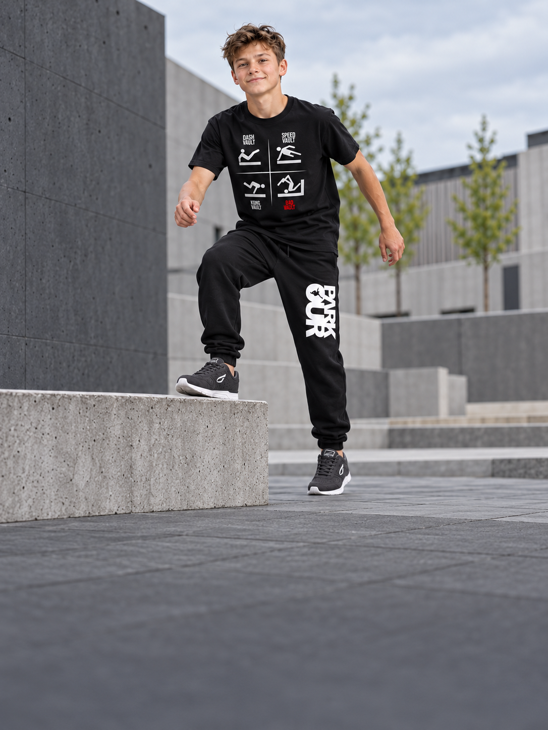 Parkourlook med VAULTS T-shirt og JIYO Flow sko – mobilformat